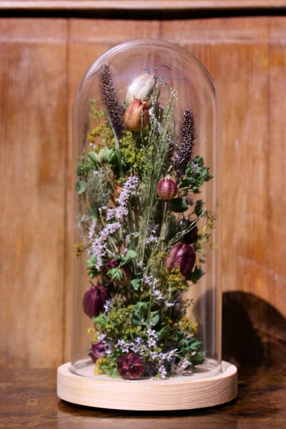 Accessoire de déco pour la maison : globe en verre et fleurs séchées esprit campagne chic.