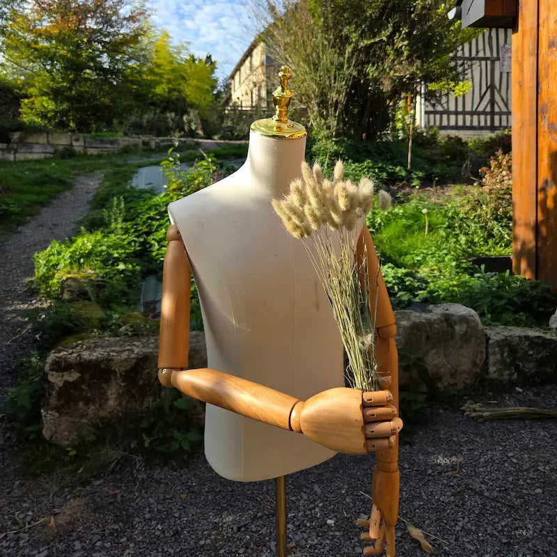 Têtes douces de Lagurus ovatus cultivé en France, parfaites pour la réalisation d'une boutonnière de mariage bohème.