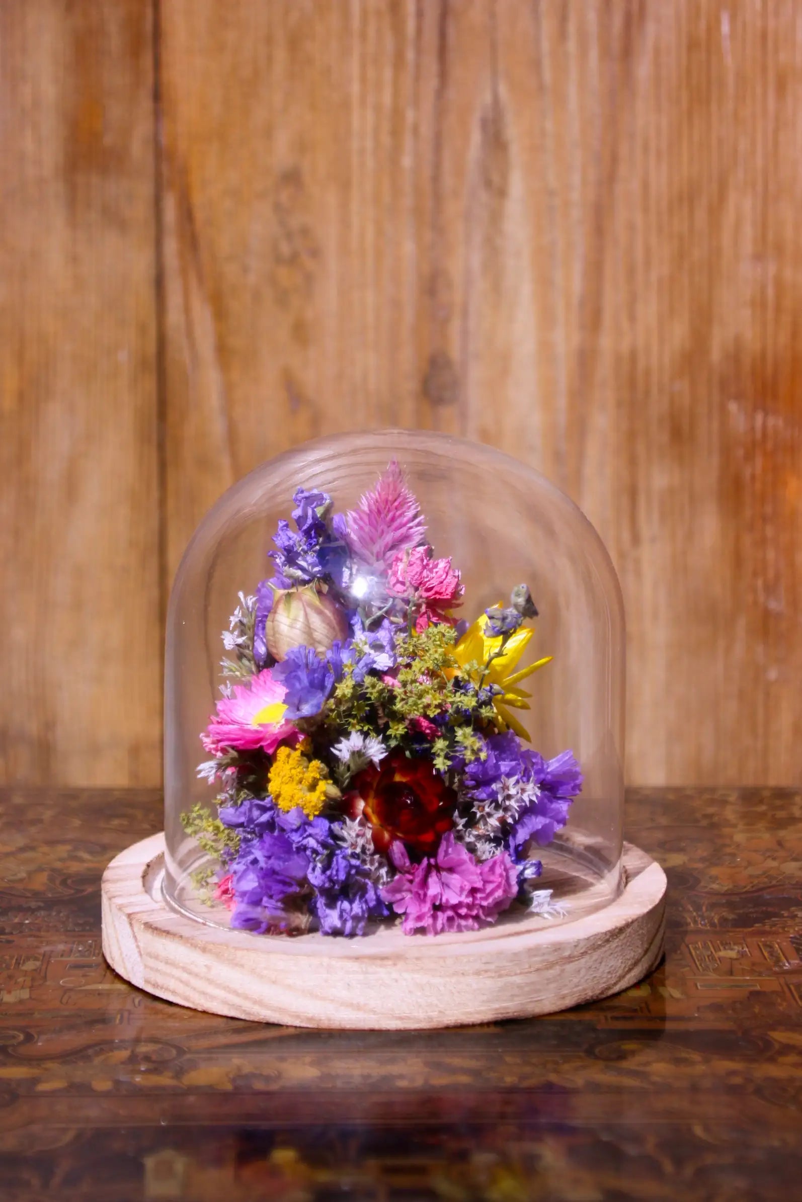 Véritable cloche de fleurs séchées artisanales cultivées avec soin et sans pesticides.